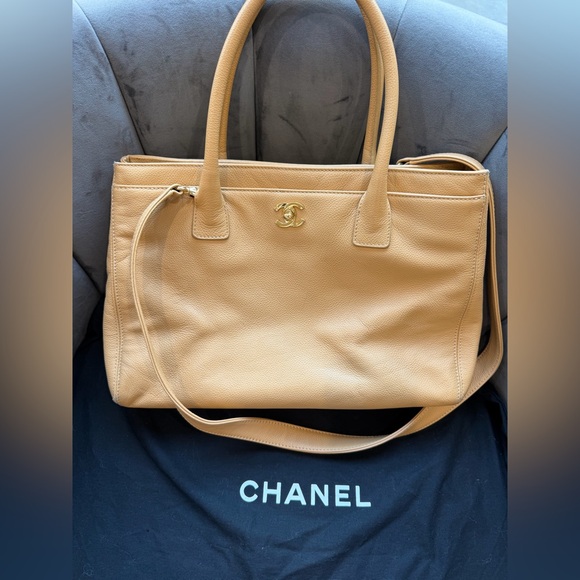 CHANEL Cerf Executive Tote Bag Beige Gold - Picture 3 of 17
